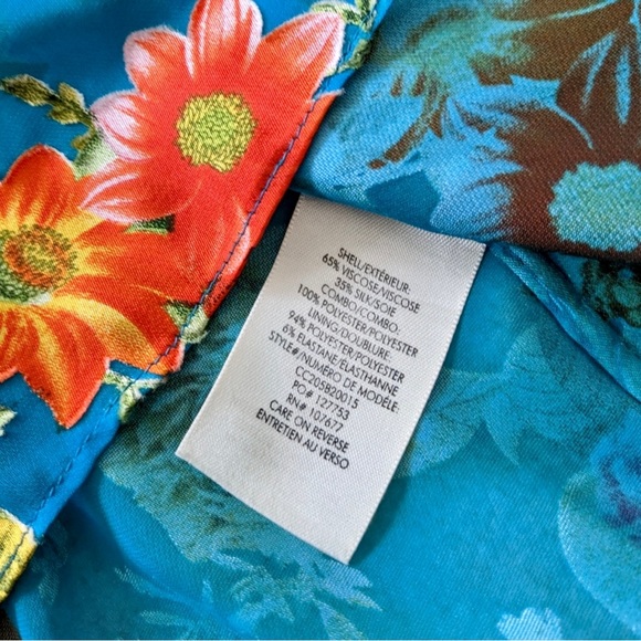 - ALICE + OLIVIA
Sheila Floral Satin Blouse size M - Picture 9 of 10